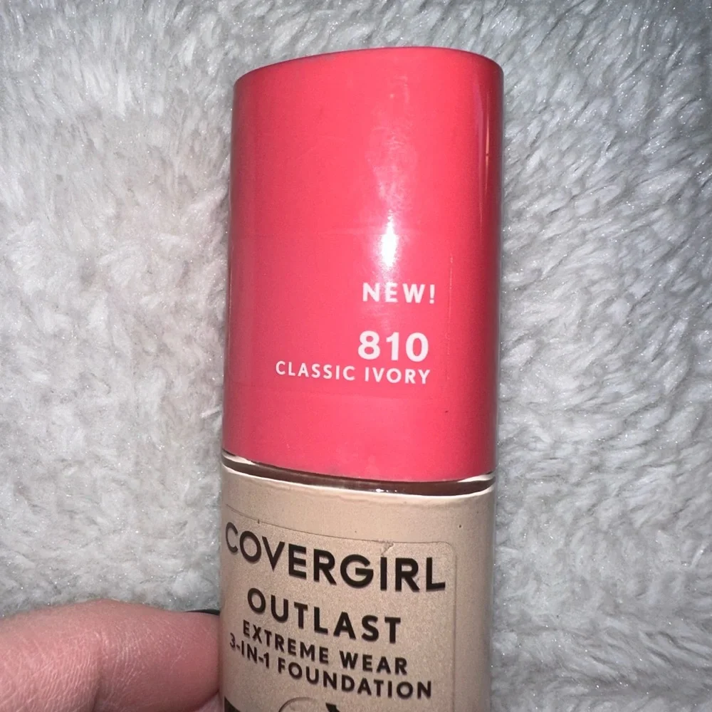Covergirl Outlast Extreme Wear 3-in-1 Full Coverage Foundation, SPF 18 Sunscreen